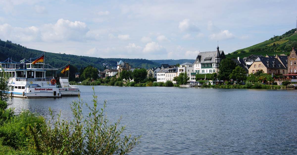 Ausflugsschiffe an der Mittelmosel