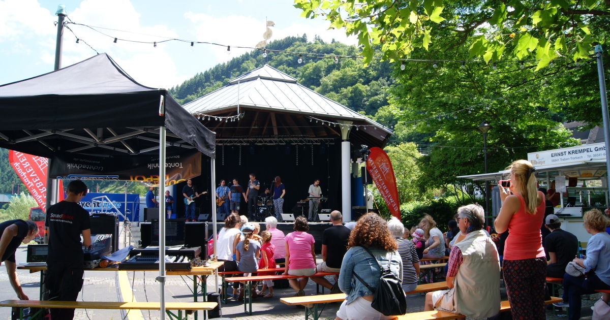 Musikpavillon am Moselufer in Trarbach