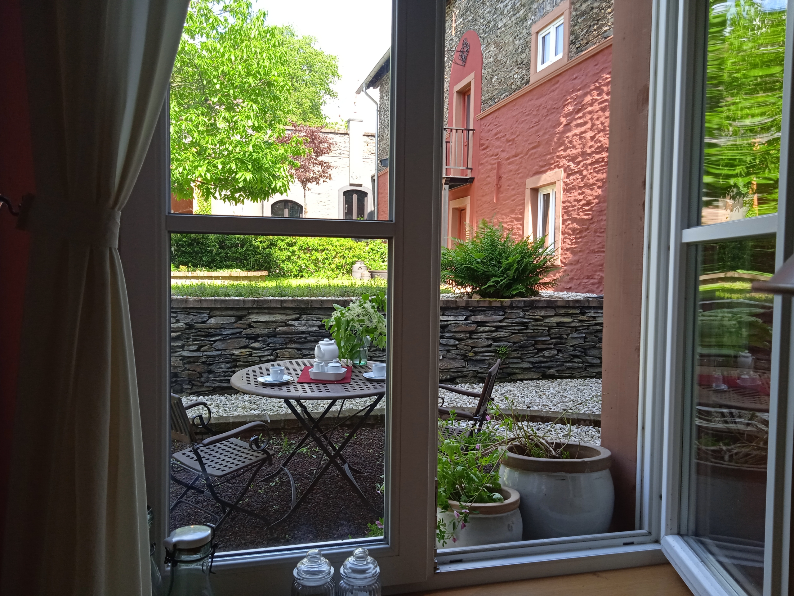 Blick aus dem Küchenfenster auf den Essplatz im Innenhof